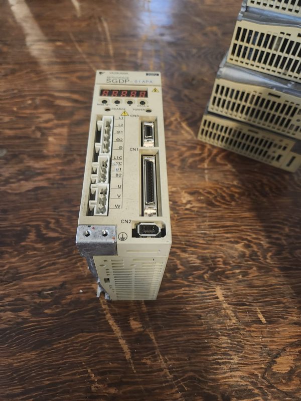 YASKAWA SERVOPACK SGDP-01APA 200-230V 0.1KW 0.91AMPS SERVO DRIVE - Image 2