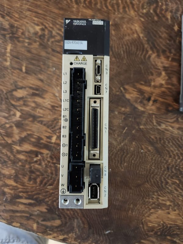 Yaskawa SGDV-R70A01A Servopack  Servo Drive 50W
