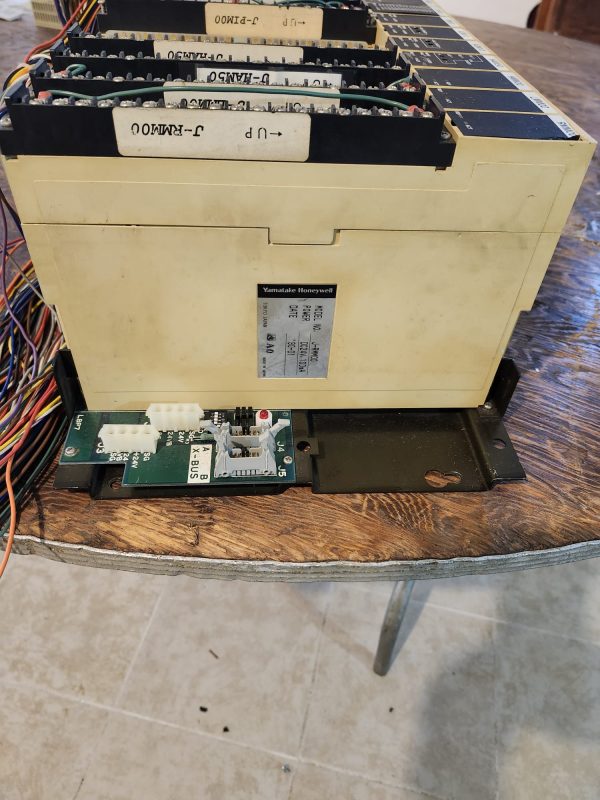 YAMATAKE HONEYWELL J-MBU01 UAC BASE UNIT 12 SLOT W/DIGITAL INPUT MODULES - Image 3