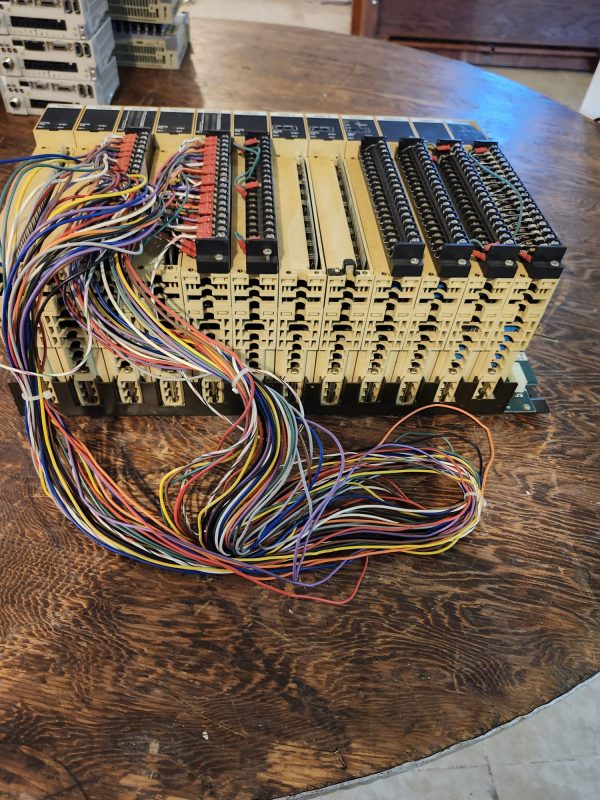 YAMATAKE HONEYWELL J-MBU01 UAC BASE UNIT 12 SLOT W/DIGITAL INPUT MODULES - Image 2
